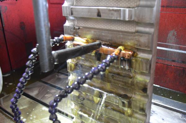 火花機(jī)加工過(guò)程圖